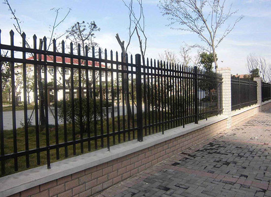 鋅鋼護(hù)欄.jpg 鋅鋼護(hù)欄.jpg