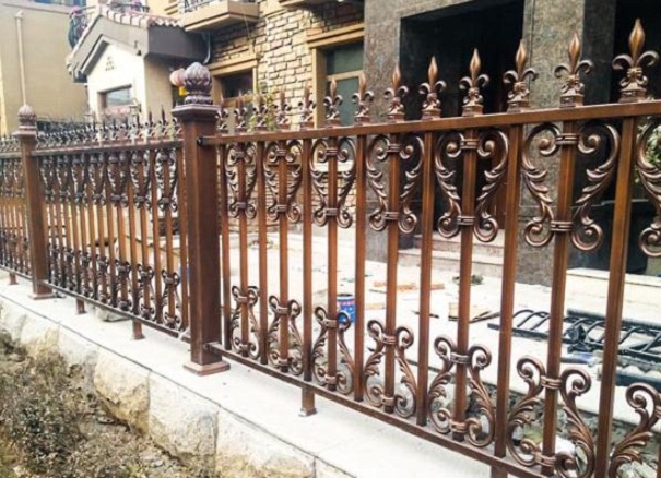 南京鋁藝護(hù)欄多少錢一米？使用哪種材料比較好？(圖1)